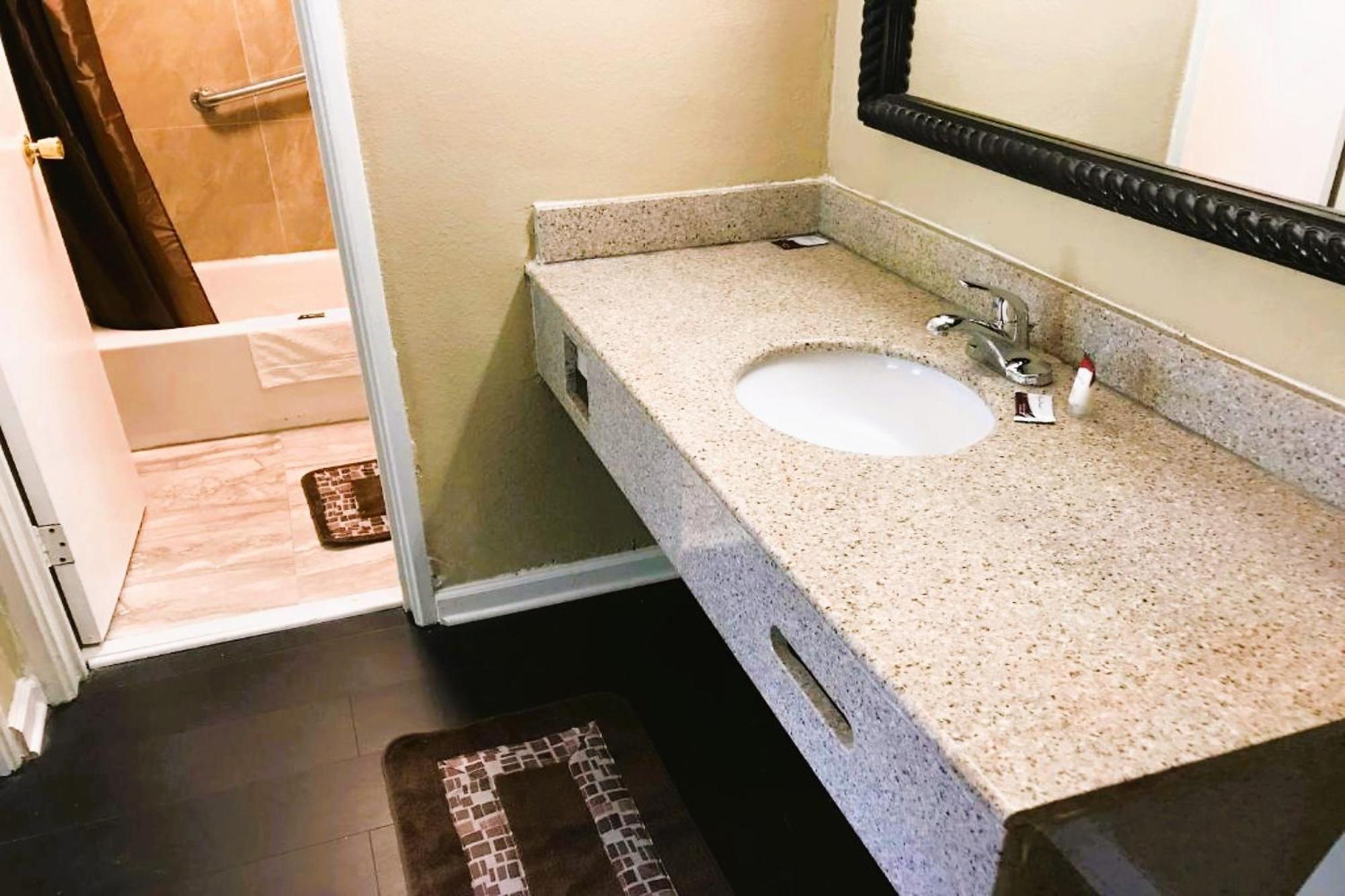 Oyo Hotel Tallahassee Downtown Ngoại thất bức ảnh